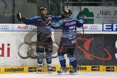 DEL - Playoff Halbfinale - ERC Ingolstadt - Hamburg Freezers - links Travis Turnbull (71) erzielt das 1:0 Tor Jubel mit Robert Sabolic (25)