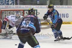 DEL - ERC Ingolstadt - Eisbären Berlin - Christoph Gawlik (11) vor dem Torwart Robert Zepp