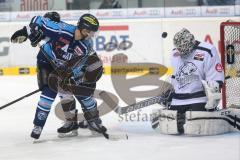 DEL - ERC Ingolstadt - Nürnberg IceTigers - Patrick Hager (52) scheitert an Torwart Tyler Weimann