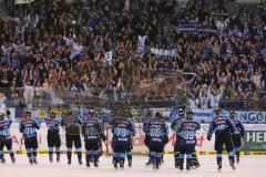 DEL - ERC Ingolstadt - Schwenninger Wild Wings - 11:2 - Die Fans feiern die Panther nach dem Spiel