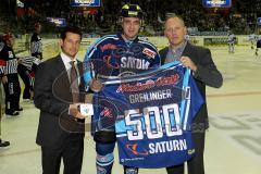 ERC Ingolstadt - Straubing Tigers - Bernhard Enznger und Jim Boni gratulieren Thomas Greilinger zu seinem 500 DEL Spiel - Foto: Jürgen Meyer