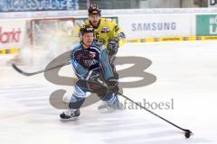 DEL - PlayOff - ERC Ingolstadt - Krefeld Pinguine - Stürmz nach vorne rechts Christoph Gawlik (11)