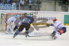 DEL - ERC Ingolstadt - Iserlohn Roosters - Jared Ross (42) scheitert an Torwart Mathias Lange