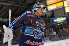 DEL - ERC Ingolstadt - Straubing Tigers - 1:0 - Torwart Timo Pielmeier (51) lässt sich von den Fans feiern