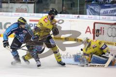 DEL - PlayOff - ERC Ingolstadt - Krefeld Pinguine - links Jean-Francois Boucher (84) knapp am Tor