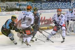 DEL - ERC Ingolstadt - Iserlohn Roosters - links  Björn Barta (33) mit motte Eddy Rinke-Leitans (91) vor dem Tor im Kampf um den Puck