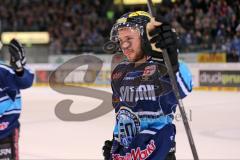 DEL - Playoff Halbfinale - ERC Ingolstadt - Hamburg Freezers - Spiel 2 ist aus Sieg Jubel zu den Fans Travis Turnbull (71)