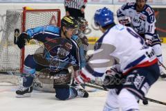 DEL - ERC Ingolstadt - Adler Mannheim - Torwart Timo Pielmeier (51) hinten, vorne blockt Tim Conboy (4) den Puck ab