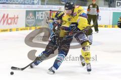 DEL - ERC Ingolstadt - Krefeld Pinguine - PlayOff Viertelfinale - 2. Spiel - Jared Ross (42) im Zweikampf vor dem Tor von Torwart Tomas Duba