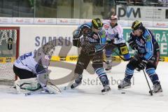 DEL - ERC Ingolstadt - Schwenninger Wild Wings - Jared Ross (42) und rechts Jean-Francois Boucher (84)  vor dem Tor von Dimitri Pätzold