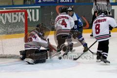 Endturnier Kleinschueler 1 - ERC Ingolstadt - Rosenheim - Bauer Yannic (17 ERC) - Torwart Rosenheim Lucas Schönberger) - Michael Gottwald (#4 Rosenheim) - Foto: Jürgen Meyer