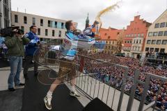 DEL - ERC Ingolstadt - Deutscher Meister 2014 - Eishockey - Meisterschaftsfeier - Ingolstadt Rathausplatz - Fanmeile - Benedikt Schopper (10) schüttet Bier in die Fans