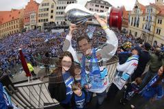 DEL - ERC Ingolstadt - Deutscher Meister 2014 - Eishockey - Meisterschaftsfeier - Ingolstadt Rathausplatz - Fanmeile - Tyler Bouck (12) mit Familie und Pokal