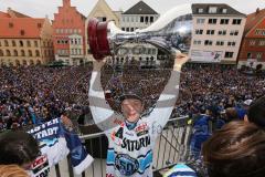 DEL - ERC Ingolstadt - Deutscher Meister 2014 - Eishockey - Meisterschaftsfeier - Ingolstadt Rathausplatz - Fanmeile Fest Party - Derek Hahn (43) mit Pokal