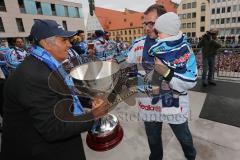 DEL - ERC Ingolstadt - Deutscher Meister 2014 - Eishockey - Meisterschaftsfeier - Ingolstadt Rathausplatz - Fanmeile - Leopold Stiefel gibt Thomas Greilinger (39) den Pokal