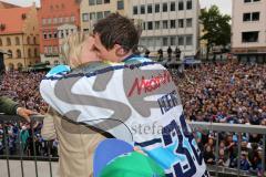 DEL - ERC Ingolstadt - Deutscher Meister 2014 - Eishockey - Meisterschaftsfeier - Ingolstadt Rathausplatz - Jakub Ficenec (38) bedankt sich bei den Fans, Tränen, mit seiner Frau