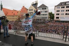 DEL - ERC Ingolstadt - Deutscher Meister 2014 - Eishockey - Meisterschaftsfeier - Ingolstadt Rathausplatz - Fanmeile - Patrick Hager (52) mit Pokal