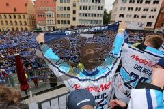 DEL - ERC Ingolstadt - Deutscher Meister 2014 - Eishockey - Meisterschaftsfeier - Ingolstadt Rathausplatz - Fanmeile - Schale Hymne Champions, die Spieler singen mit