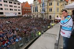 DEL - ERC Ingolstadt - Deutscher Meister 2014 - Eishockey - Meisterschaftsfeier - Ingolstadt Rathausplatz - Fanmeile - Jakub Ficenec (38) verabschiedet sich von den Fans, Tränen in den Augen und sprachlos