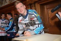 DEL - ERC Ingolstadt - Deutscher Meister 2014 - Eishockey - Meisterschaftsfeier - Ingolstadt Rathausplatz - Alexander Oblinger (20) trägt sich im Goldenen Buch der Stadt ein