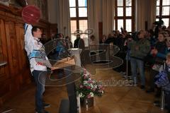 DEL - ERC Ingolstadt - Deutscher Meister 2014 - Eishockey - Meisterschaftsfeier - Ingolstadt Rathausplatz - Tyler Bouck (12) hält seine Rede als Kapitän mit Pokal