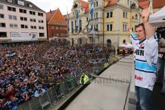 DEL - ERC Ingolstadt - Deutscher Meister 2014 - Eishockey - Meisterschaftsfeier - Ingolstadt Rathausplatz - Fanmeile - Jakub Ficenec (38) verabschiedet sich von den Fans, Tränen in den Augen und sprachlos