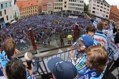 DEL - ERC Ingolstadt - Deutscher Meister 2014 - Eishockey - Meisterschaftsfeier - Ingolstadt Rathausplatz - Fanmeile - Schale Hymne Champions, die Spieler singen mit