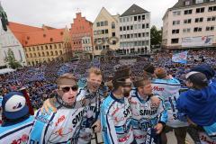 DEL - ERC Ingolstadt - Deutscher Meister 2014 - Eishockey - Meisterschaftsfeier - Ingolstadt Rathausplatz - Fanmeile - Schale Hymne Champions, die Spieler singen mit Eddy Rinke-Leitans (91) und Alexander Oblinger (20)