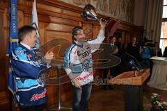 DEL - ERC Ingolstadt - Deutscher Meister 2014 - Eishockey - Meisterschaftsfeier - Ingolstadt Rathausplatz - Tyler Bouck (12) hält seine Rede als Kapitän mit Pokal