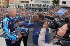 DEL - ERC Ingolstadt - Deutscher Meister 2014 - Eishockey - Meisterschaftsfeier - Ingolstadt Rathausplatz - Interview mit den Alt-OB Alfred Lehmann und Oberbürgermeister Christian Lösel
