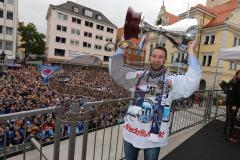 DEL - ERC Ingolstadt - Deutscher Meister 2014 - Eishockey - Meisterschaftsfeier - Ingolstadt Rathausplatz - Fanmeile - Travis Turnbull (71) mit Pokal