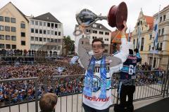 DEL - ERC Ingolstadt - Deutscher Meister 2014 - Eishockey - Meisterschaftsfeier - Ingolstadt Rathausplatz - Fanmeile - Tyler Bouck (12) mit dem Pokal vor den Fans