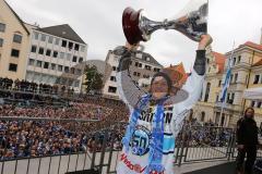 DEL - ERC Ingolstadt - Deutscher Meister 2014 - Eishockey - Meisterschaftsfeier - Ingolstadt Rathausplatz - Fanmeile - Tim Conboy (4) mit Pokal