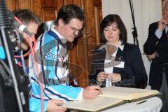 DEL - ERC Ingolstadt - Deutscher Meister 2014 - Eishockey - Meisterschaftsfeier - Ingolstadt Rathausplatz - Tyler Bouck (12) trägt sich im Goldenen Buch der Stadt ein