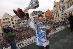 DEL - ERC Ingolstadt - Deutscher Meister 2014 - Eishockey - Meisterschaftsfeier - Ingolstadt Rathausplatz - Fanmeile - Patrick Hager (52) mit Pokal