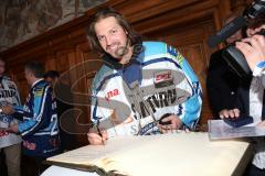 DEL - ERC Ingolstadt - Deutscher Meister 2014 - Eishockey - Meisterschaftsfeier - Ingolstadt Rathausplatz - Torwart Timo Pielmeier (51) trägt sich im Goldenen Buch der Stadt ein