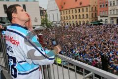 DEL - ERC Ingolstadt - Deutscher Meister 2014 - Eishockey - Meisterschaftsfeier - Ingolstadt Rathausplatz - Jakub Ficenec (38) bedankt sich bei den Fans, Tränen