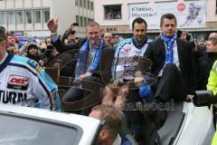 DEL - ERC Ingolstadt - Deutscher Meister 2014 - Eishockey - Meisterschaftsfeier - Ingolstadt Rathausplatz, Ankunft Cheftrainer Niklas Sundblad links, Stephan Retzer und Stefan Schaidnagel