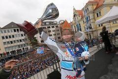 DEL - ERC Ingolstadt - Deutscher Meister 2014 - Eishockey - Meisterschaftsfeier - Ingolstadt Rathausplatz - Fanmeile - Christoph Gawlik (11) mit Pokal