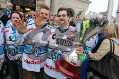 DEL - ERC Ingolstadt - Deutscher Meister 2014 - Eishockey - Meisterschaftsfeier - Ingolstadt Rathausplatz - Tim Hambly (14) und Tyler Bouck (12) mit Pokal