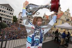 DEL - ERC Ingolstadt - Deutscher Meister 2014 - Eishockey - Meisterschaftsfeier - Ingolstadt Rathausplatz - Fanmeile - Robert Sabolic (25) mit Pokal