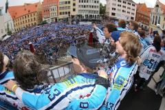 DEL - ERC Ingolstadt - Deutscher Meister 2014 - Eishockey - Meisterschaftsfeier - Ingolstadt Rathausplatz - Fanmeile - Schale Hymne Champions, die Spieler singen mit