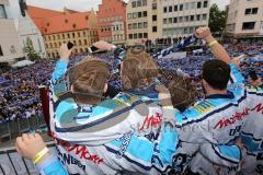 DEL - ERC Ingolstadt - Deutscher Meister 2014 - Eishockey - Meisterschaftsfeier - Ingolstadt Rathausplatz - Fanmeile - Schale Hymne Champions, die Spieler singen mit