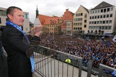 DEL - ERC Ingolstadt - Deutscher Meister 2014 - Eishockey - Meisterschaftsfeier - Ingolstadt Rathausplatz - Cheftrainer Niklas Sundblad bei den Fans