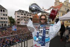 DEL - ERC Ingolstadt - Deutscher Meister 2014 - Eishockey - Meisterschaftsfeier - Ingolstadt Rathausplatz - Fanmeile - Torwart Timo Pielmeier (51) mit Pokal