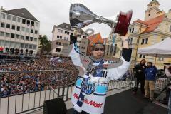 DEL - ERC Ingolstadt - Deutscher Meister 2014 - Eishockey - Meisterschaftsfeier - Ingolstadt Rathausplatz - Fanmeile - Michel Périard (6) mit Pokal