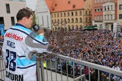 DEL - ERC Ingolstadt - Deutscher Meister 2014 - Eishockey - Meisterschaftsfeier - Ingolstadt Rathausplatz - Jakub Ficenec (38) bedankt sich bei den Fans, Tränen