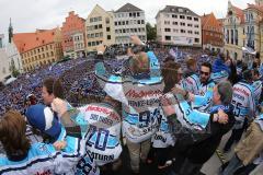 DEL - ERC Ingolstadt - Deutscher Meister 2014 - Eishockey - Meisterschaftsfeier - Ingolstadt Rathausplatz - Fanmeile - Schale Hymne Champions, die Spieler singen mit