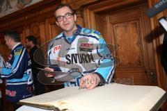 DEL - ERC Ingolstadt - Deutscher Meister 2014 - Eishockey - Meisterschaftsfeier - Ingolstadt Rathausplatz - Thomas Greilinger (39) trägt sich im Goldenen Buch der Stadt ein