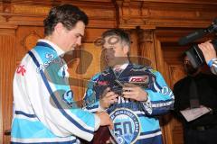 DEL - ERC Ingolstadt - Deutscher Meister 2014 - Eishockey - Meisterschaftsfeier - Ingolstadt Rathausplatz - Oberbürgermeister Christian Lösel verleiht Tyler Bouck (12) die Medaille der Stadt Ingolstadt